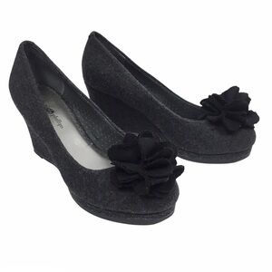 LINDSAY PHILLIPS Wedges Kristen Switchflops Heels Felt Flower Dark Academia 7